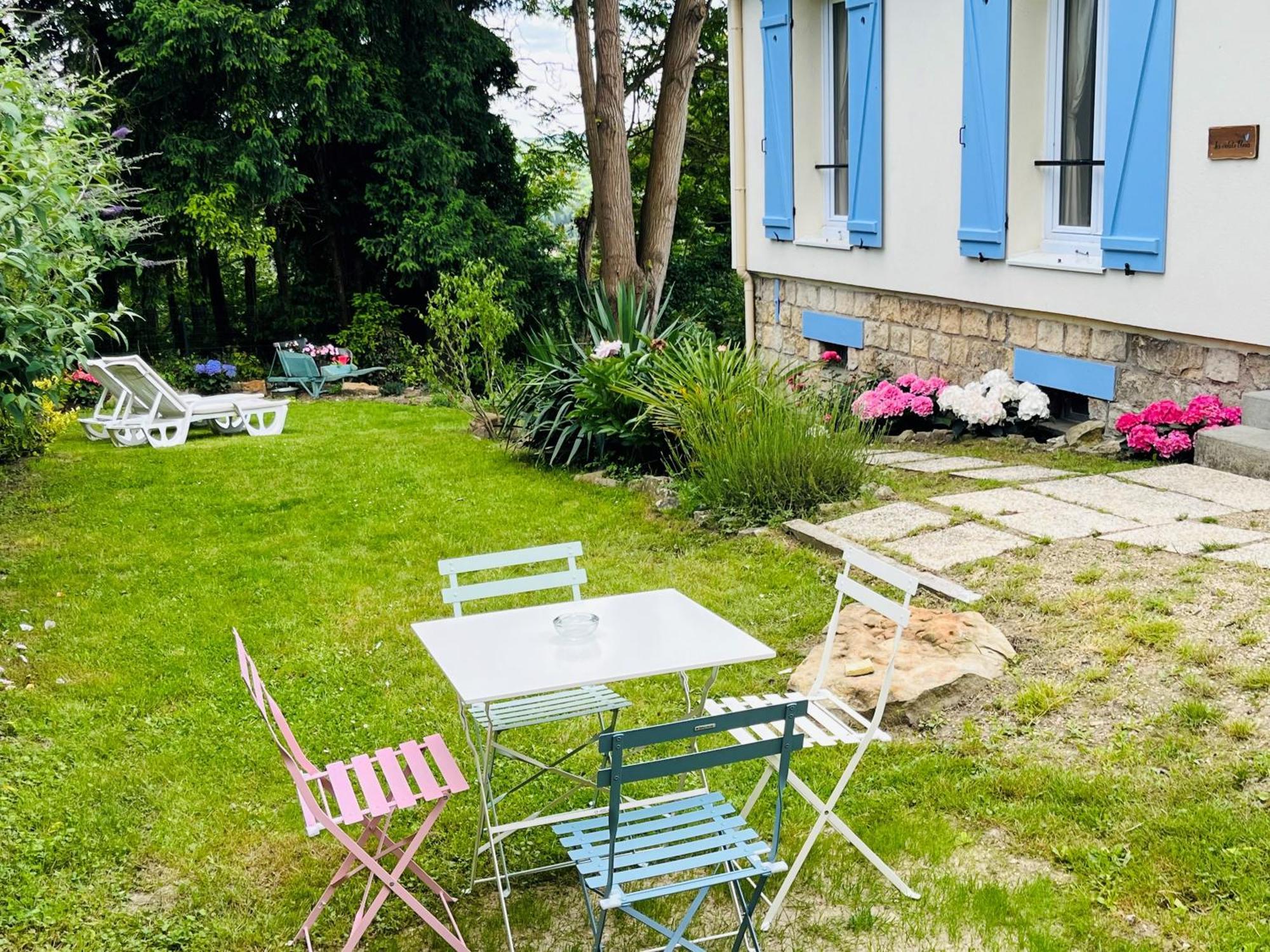 Villa Les Volets Bleus Parmain Exterior foto